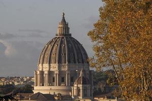 cúpula de la iglesia de san pedro en el vaticano, vista del amanecer desde la colina de gianicolo foto