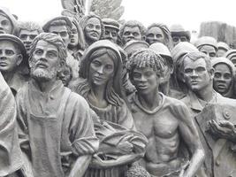 roma, italia - 25 de noviembre de 2022, monumento a los migrantes escultura en vatican place st. plaza de pedro en roma foto