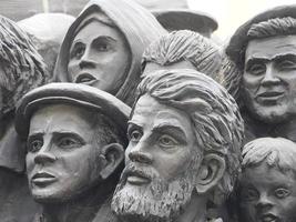 roma, italia - 25 de noviembre de 2022, monumento a los migrantes escultura en vatican place st. plaza de pedro en roma foto
