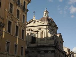 vista de los edificios del distrito de roma monti foto