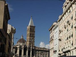 vista de los edificios del distrito de roma monti foto