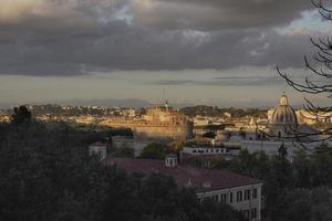 roma, italia, al atardecer en otoño, una vista desde la colina gianicolo foto