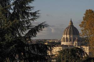 cúpula de la iglesia de san pedro en el vaticano, vista del amanecer desde la colina de gianicolo foto