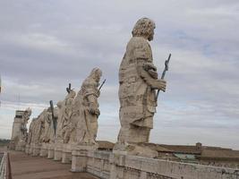 basílica de san pedro roma vista desde la azotea detalle de la estatua foto