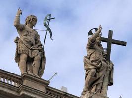 basílica de san pedro roma vista de la estatua detalle foto