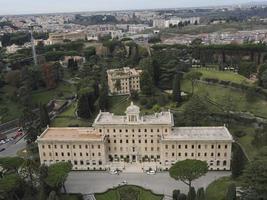 basílica de san pedro roma vista desde la azotea jardines del vaticano foto