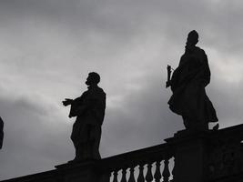 basílica de san pedro roma vista de la estatua detalle silueta foto