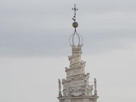 techo de la casa de roma y cúpula de la iglesia panorama de la vista de la azotea del paisaje urbano foto