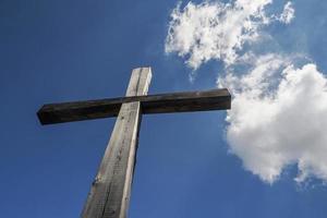 cruz de madera sobre fondo de cielo azul foto