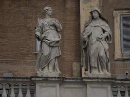 basílica de san pedro roma vista de la estatua detalle foto