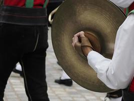 manos tocando música platillos detalle foto