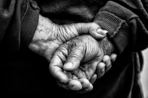 manos de granjero de un anciano que apenas había trabajado en su vida foto