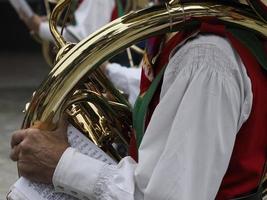 manos tocando detalle de tuba baja foto