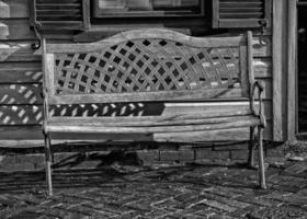 banco aislado sobre madera en blanco y negro foto