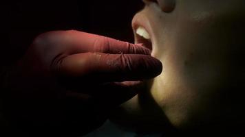Nahaufnahme des weiblichen Mundes beim Zahnarzt video