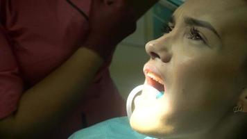 Nahaufnahme der jungen Frau behandelt Zähne vom Zahnarzt video