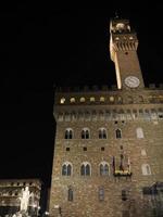 florencia signoria place palazzo vecchio de noche foto