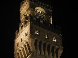 florencia signoria place palazzo vecchio de noche foto