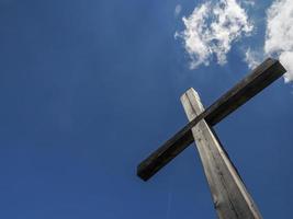 cruz de madera sobre fondo de cielo azul foto