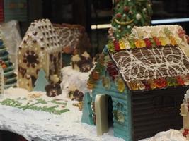 casa navideña de pan de jengibre y chocolate decorada con bastones de caramelo, conos de malvavisco ositos de goma foto