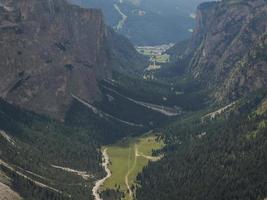 montaña sassongher sobre corvara en dolomitas foto