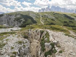 trincheras ww1 en monte piana montaña de 2.324 metros de altura en las montañas sextener dolomiten en la frontera con italia y austria. foto