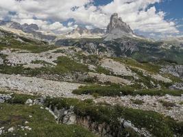 trincheras ww1 en monte piana montaña de 2.324 metros de altura en las montañas sextener dolomiten en la frontera con italia y austria. foto