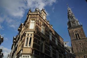 casas antiguas históricas en el centro de amsterdam. Países Bajos foto