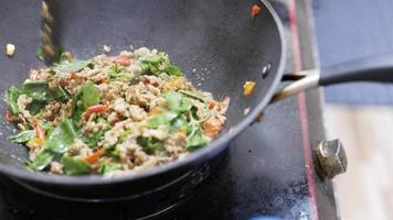 Koken roeren gebakken kip met basilicum video