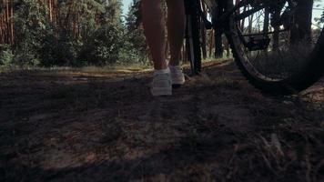 hermosa joven con una bicicleta en el bosque