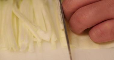 chef preparando y cortando pepino en rodajas finas para rollos de sushi japoneses. - fotografía de cerca video