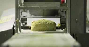 brood brood deeg verdeler machine - besnoeiing deeg Aan de in beweging transportband - selectief focus video