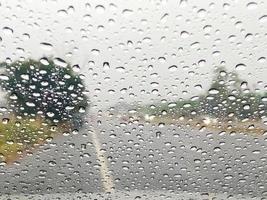 vidrio gotas de lluvia textura patrón clima tráfico por carretera estación lluviosa lluvia intensa tormenta foto