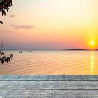 Mesa de madera antigua vacía lago mañana amanecer muelle muelle viajes ocio foto