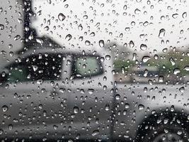 gotas de lluvia en el tráfico de vidrio clima temporada de lluvias lluvia intensa foto