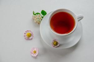 taza de té sobre un fondo claro con flores foto