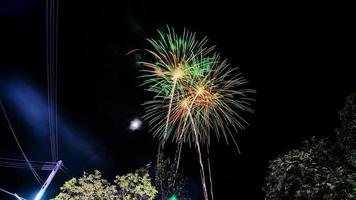 celebración de fuegos artificiales en la noche en el templo foto