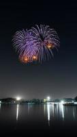 celebración de fuegos artificiales en la noche en el suan luang rama ix foto