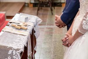 recién casados frente al altar de la iglesia. vista de cerca foto