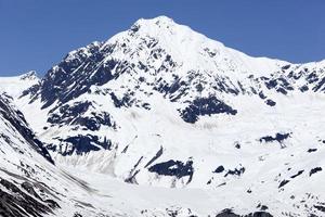 montaña del parque nacional de la bahía de los glaciares en la nieve foto