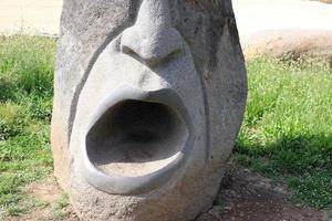 figuras en el patio de recreo en un parque de la ciudad en israel. foto