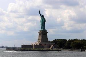 nueva york usa 04 09 2022 estatua de la libertad ubicada en la parte superior de la bahía de nueva york. foto