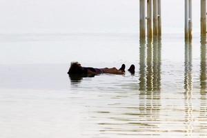 playa en el mar muerto en el sur de israel. foto