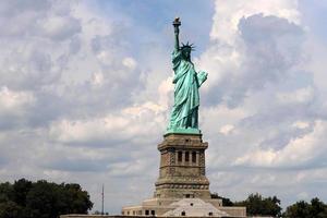 nueva york usa 04 09 2022 estatua de la libertad ubicada en la parte superior de la bahía de nueva york. foto