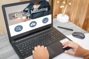 la mujer usa la planificación de la estrategia de marketing digital de la computadora en el espacio de trabajo. contenido en línea de las redes sociales, trabajador independiente, trabajando en línea, creador de contenido, mujer usando una computadora portátil. foto