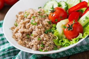 papilla con verduras frescas y lechuga. desayuno saludable. nutrición apropiada. menú dietético. foto