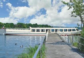 Barco turístico en el lago kellersee en malente, región de Holstein, Suiza, Schleswig Holstein, Alemania foto