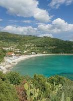 Playa y pueblo de cavoli, isla de elba, toscana, mar mediterráneo, italia foto