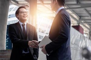 Concepto de negociación y logro exitoso, dos personas de negocios se dan la mano después de hablar y el éxito en el acuerdo de inversión foto