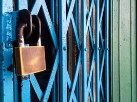 candado de primer plano en una puerta de metal de seguridad azul foto